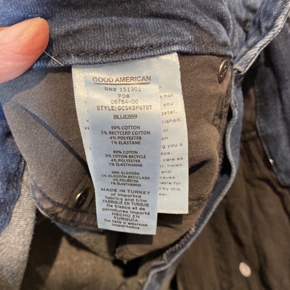 Good American curve skinny 6/28
Darker wash with curtain hem and shadow pockets - Picture 4 of 6
